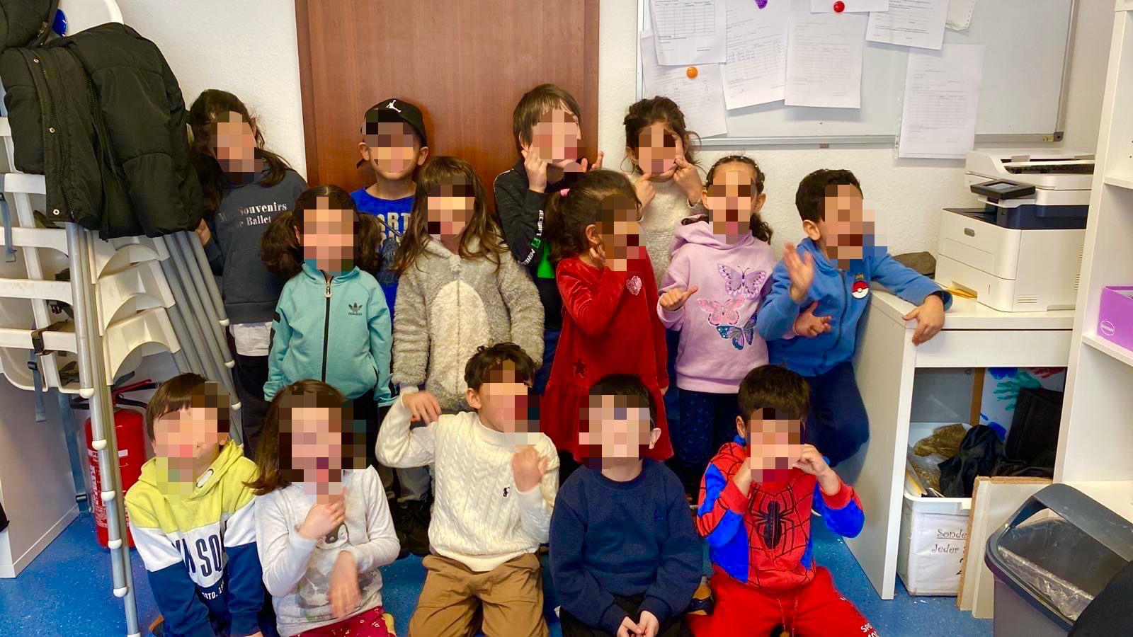 Gruppenfoto einer Kindergruppe im Unterrichtsraum des Iman Zentrums